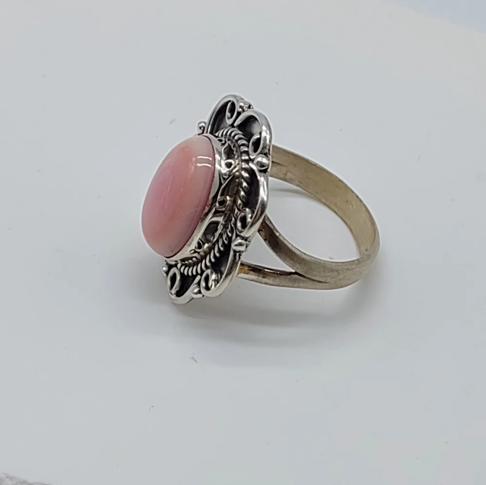 Vintage Navajo Sterling Silver Queen Pink Conch Shell Ring - Picture 3 of 9